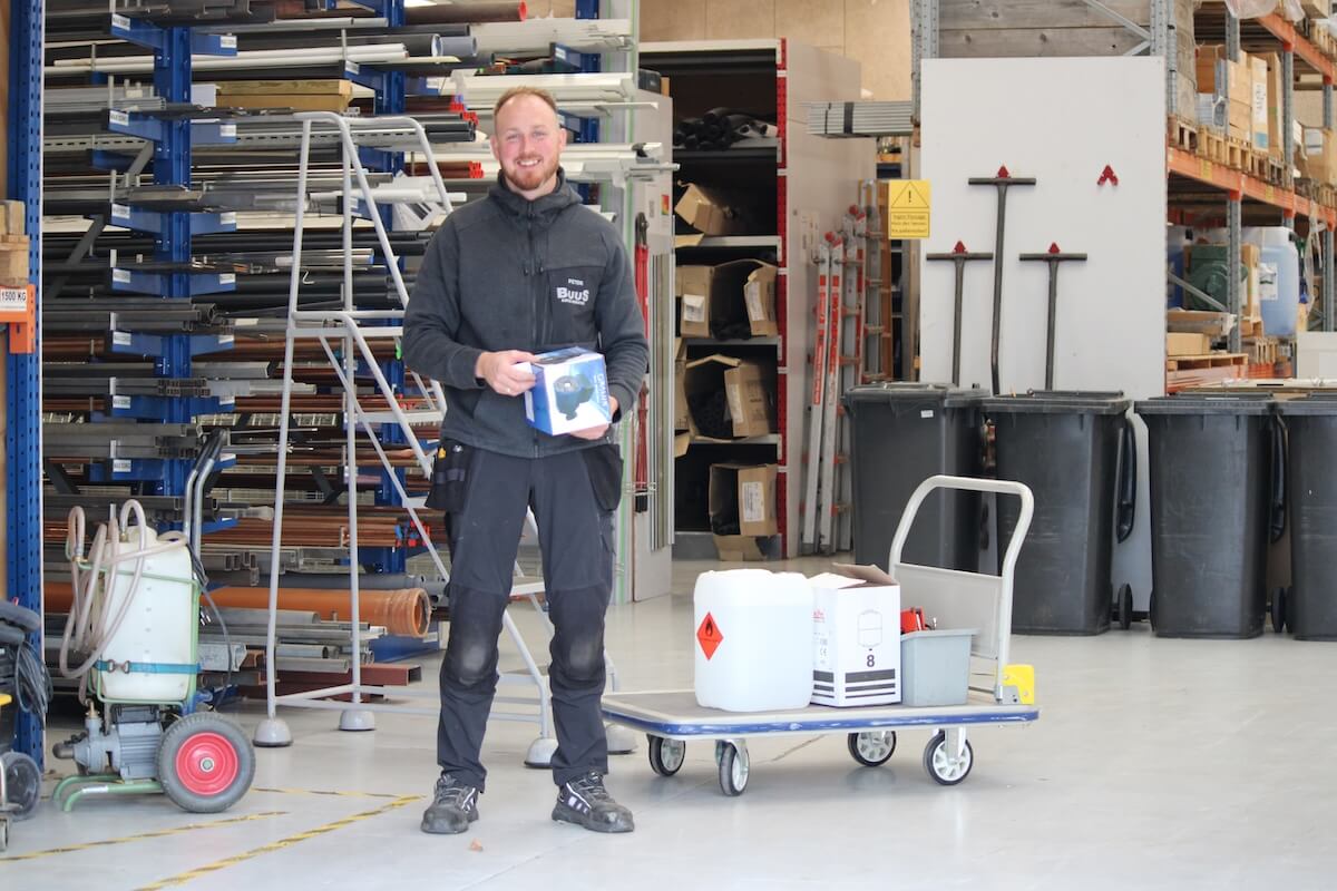 Buus Køle-service der smiler med kasse i hænderne